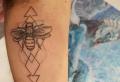 Тату пчела – значение и эскизы для девушек и мужчин Смысл татуировки Пчела