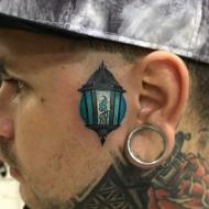 Tatuaj cu lanternă și lampă Tatuajul lui Eljay pe gât